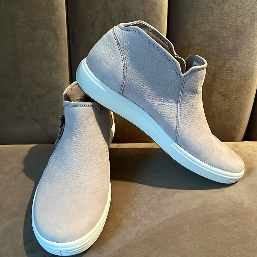 ECCO Soft 7 Grey Nubuck Zip Bootie size 9-9.5
